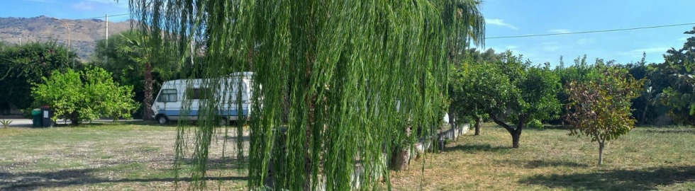 Parkplätze und Zelte